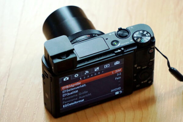 Sony RX100 III digitale Kompaktkamera mit elektronischer Sucher ausgeklappt