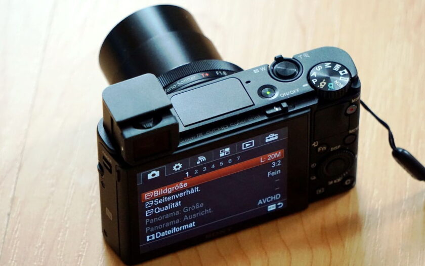 Sony RX100 III elektronischer Sucher ausgeklappt