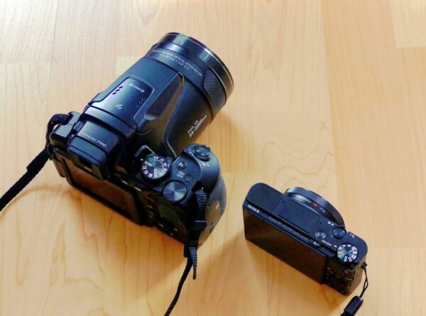Größenvergleich Kompaktkamera und Bridgekamera