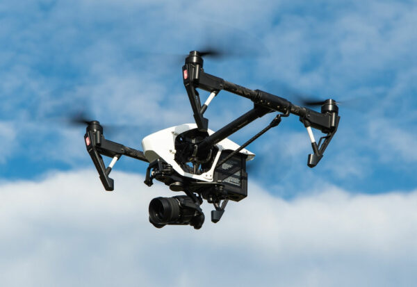 fliegende Drohne mit Kamera am Himmel
