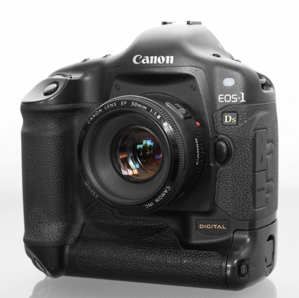 Canon EOS 1Ds mit EF-50mm Objektiv Vollformat-DSLR Canon EOS 1Ds mit EF-50mm