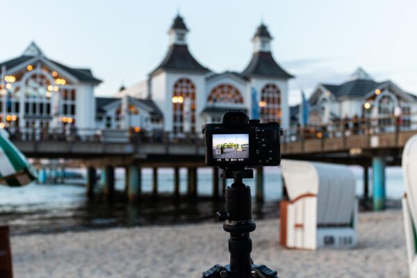 Fotografieren im Urlaub – stabile Aufnahmen mit Reisestativ Fotografieren im Urlaub: Kamera auf Reisestativ am Strand