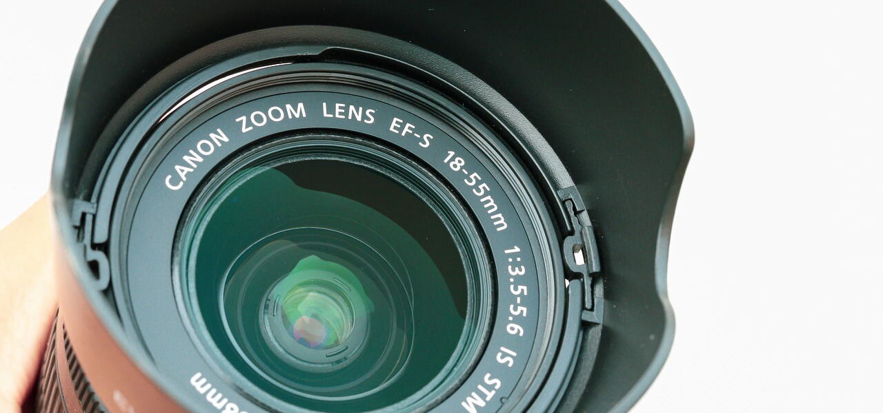 Gegenlichtblende auf Canon-Objektiv