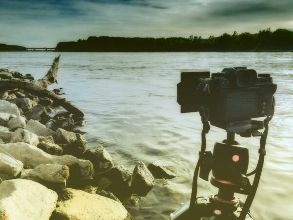 Kamera mit ND-Filter am Fluss aufgebaut