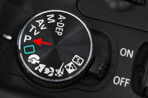 Programmautomatik (P) Wahlrad an der Kamera