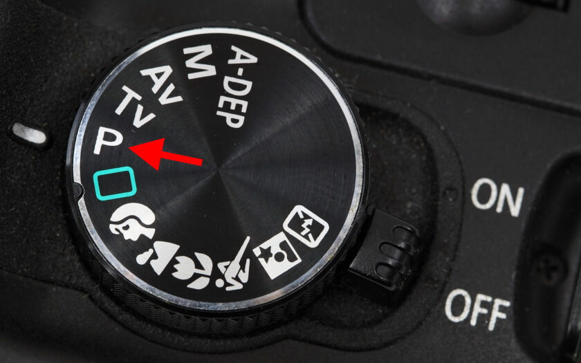 Programmautomatik (P) Wahlrad an der Kamera