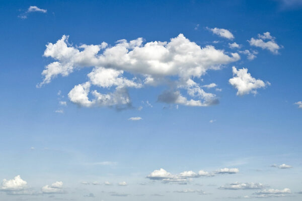 Wolken fotografieren bei blauem Himmel – Beispiel für gute Belichtung Weiße Cumuluswolken am blauen Himmel – ideal zum Wolken fotografieren bei klaren Lichtverhältnissen