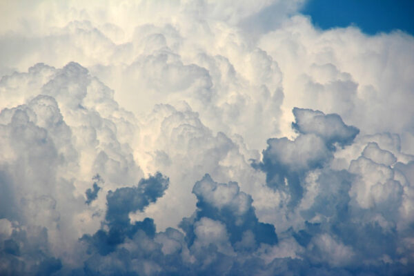 Wolken fotografieren bei Gewitterstimmung – Kontrastreiche Cumulonimbuswolken Dichte Cumulonimbuswolken mit starkem Hell-Dunkel-Kontrast – ideal zum Wolken fotografieren bei dramatischer Wetterstimmung