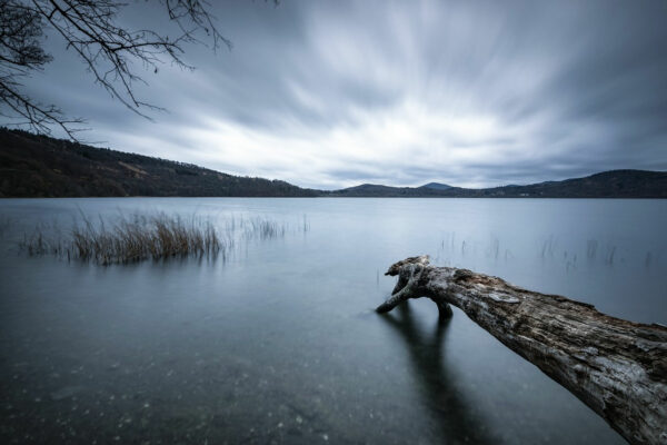 Wolken fotografieren mit Langzeitbelichtung – kreative Aufnahme am See Langzeitbelichtung mit ziehenden Wolken über einem ruhigen See – eindrucksvolles Beispiel zum Wolken fotografieren mit ND-Filter