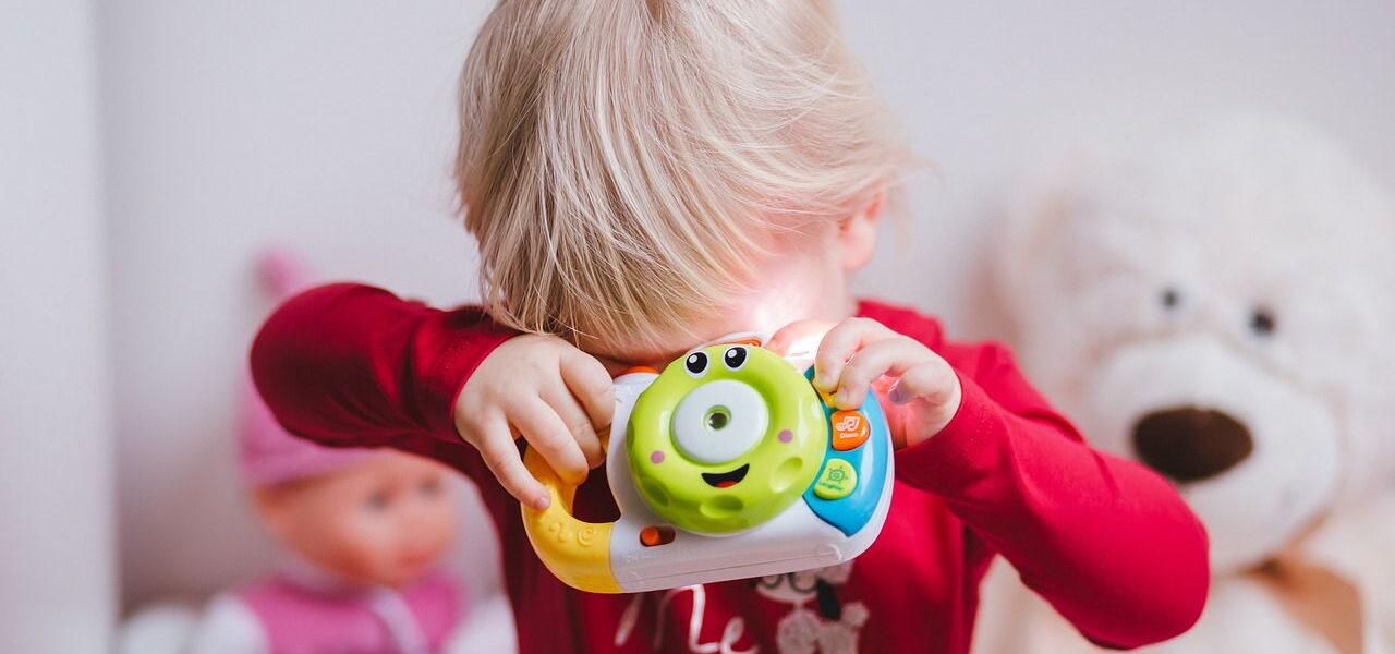 kleines Kind mit Kinderkamera
