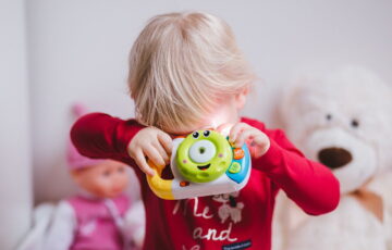 kleines Kind mit Kinderkamera