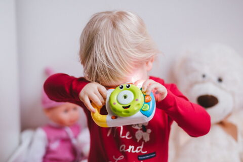 kleines Kind mit Kinderkamera