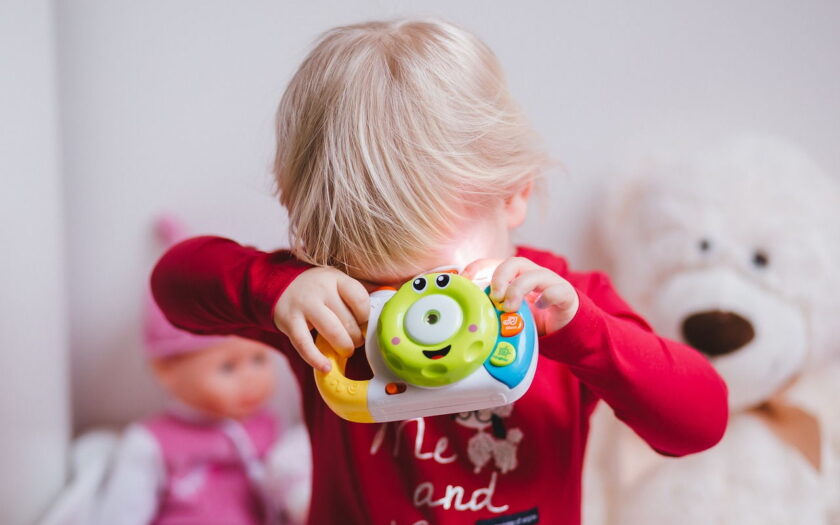kleines Kind mit Kinderkamera