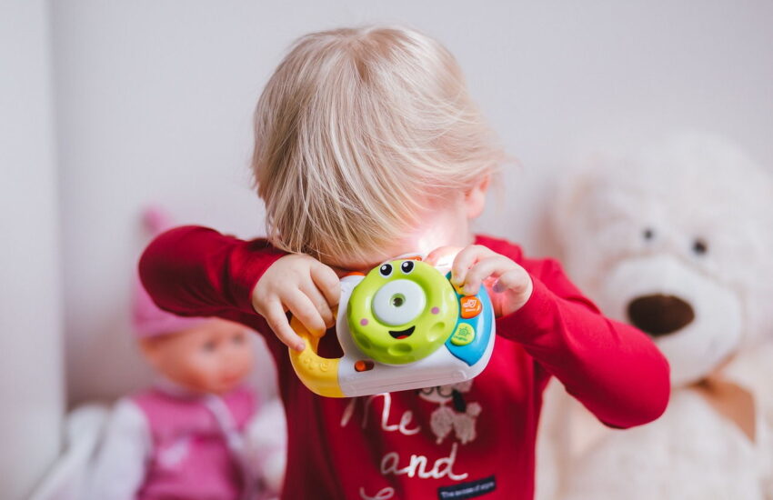 kleines Kind mit Kinderkamera