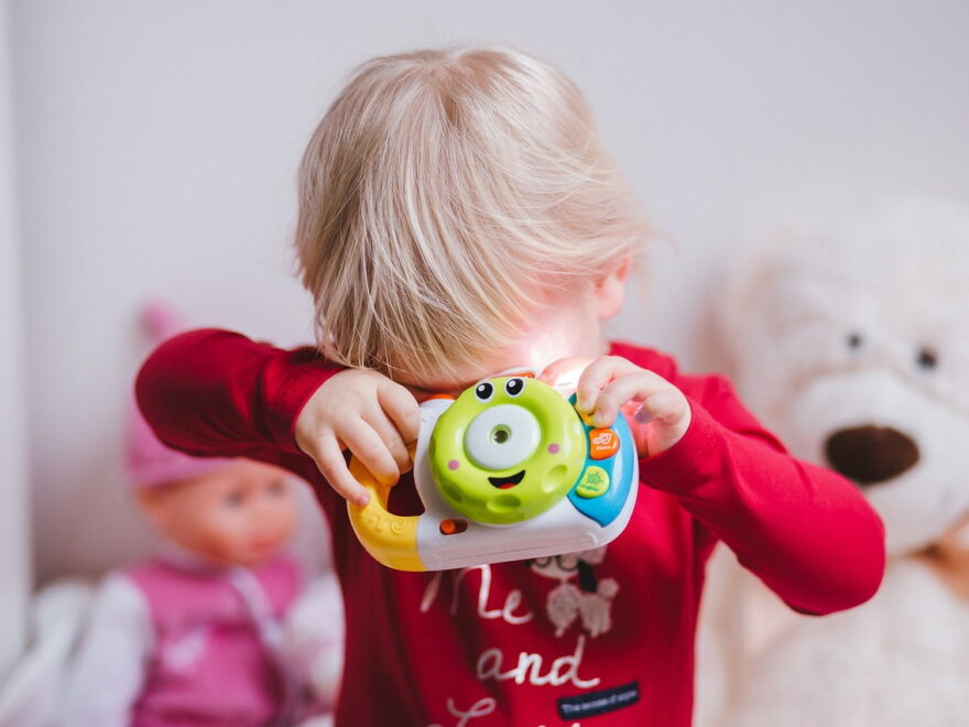 kleines Kind mit Kinderkamera