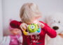 kleines Kind mit Kinderkamera