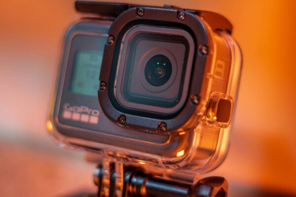 Wasserdichtes Gehäuse für GoPro Action-Cam – ideal für Outdoor und Unterwasser GoPro Action-Cam in wasserdichtem Gehäuse, Nahaufnahme bei warmem Licht