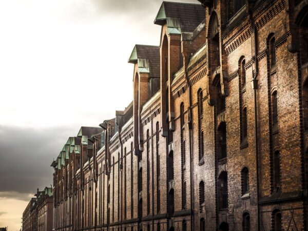 große Kontraste in der Hamburger Speicherstadt