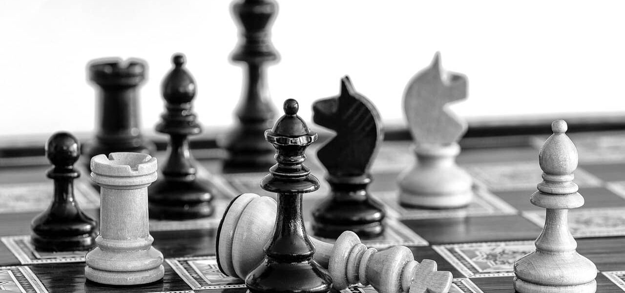 Schachbrett in Schwarz-Weiß Fotografie