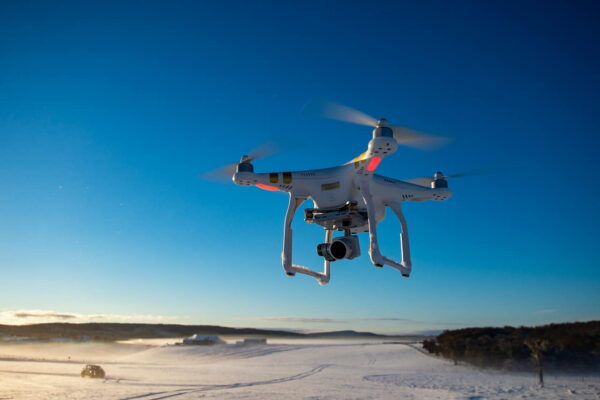 Drohnenfotografie bei blauem Himmel