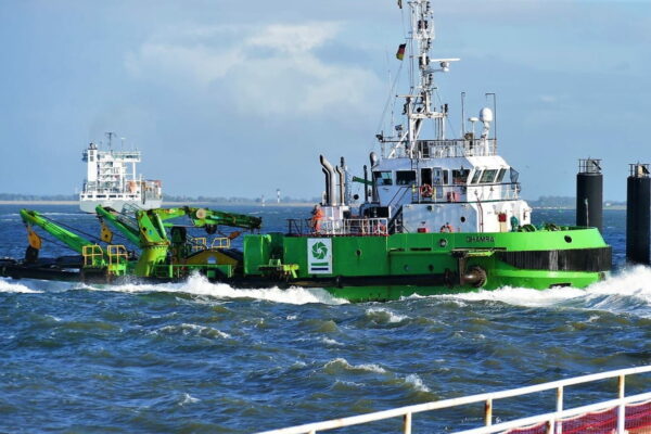 Wassereinspritzbagger DHAMRA beim Einlauf in den Hafen von Cuxhaven Wassereinspritzbagger DHAMRA beim Einlauf in den Hafen von Cuxhaven