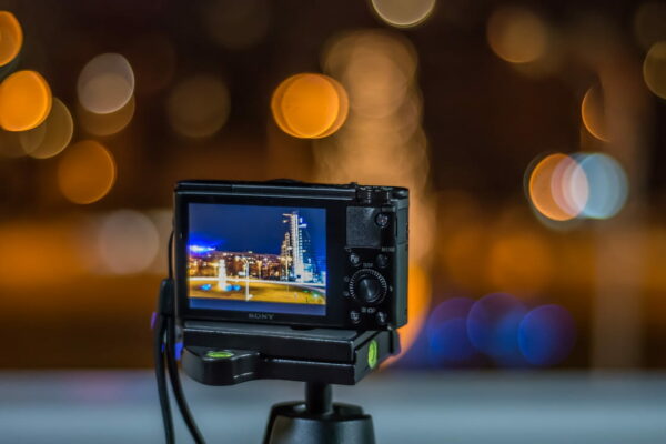 Kamera auf Stativ für die HDR-Fotografie Kamera auf Stativ für die HDR-Fotografie