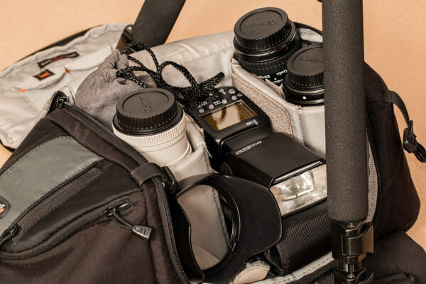 Fotoausrüstung in Kameratasche
