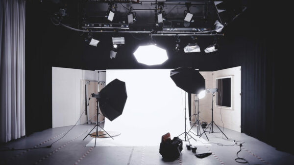 künstlicher Lichtquellen wie Blitzlicht, Dauerlicht oder Studioleuchten künstlicher Lichtquellen wie Blitzlicht, Dauerlicht oder Studioleuchten