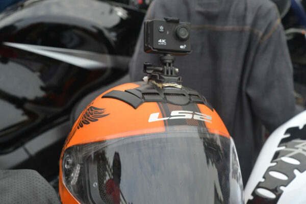 Action Kamera am Helm befestigt Action Kamera am Helm befestigt