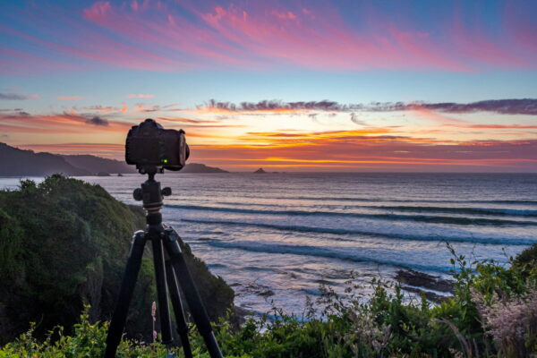 Kamera für Landschaftsfotografie bei Sonnenuntergang Kamera auf Stativ bei Sonnenuntergang an der Küste für Landschaftsfotografie