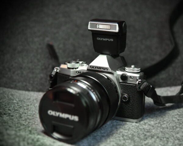 Olympus-Kamera mit Aufsteckblitz
