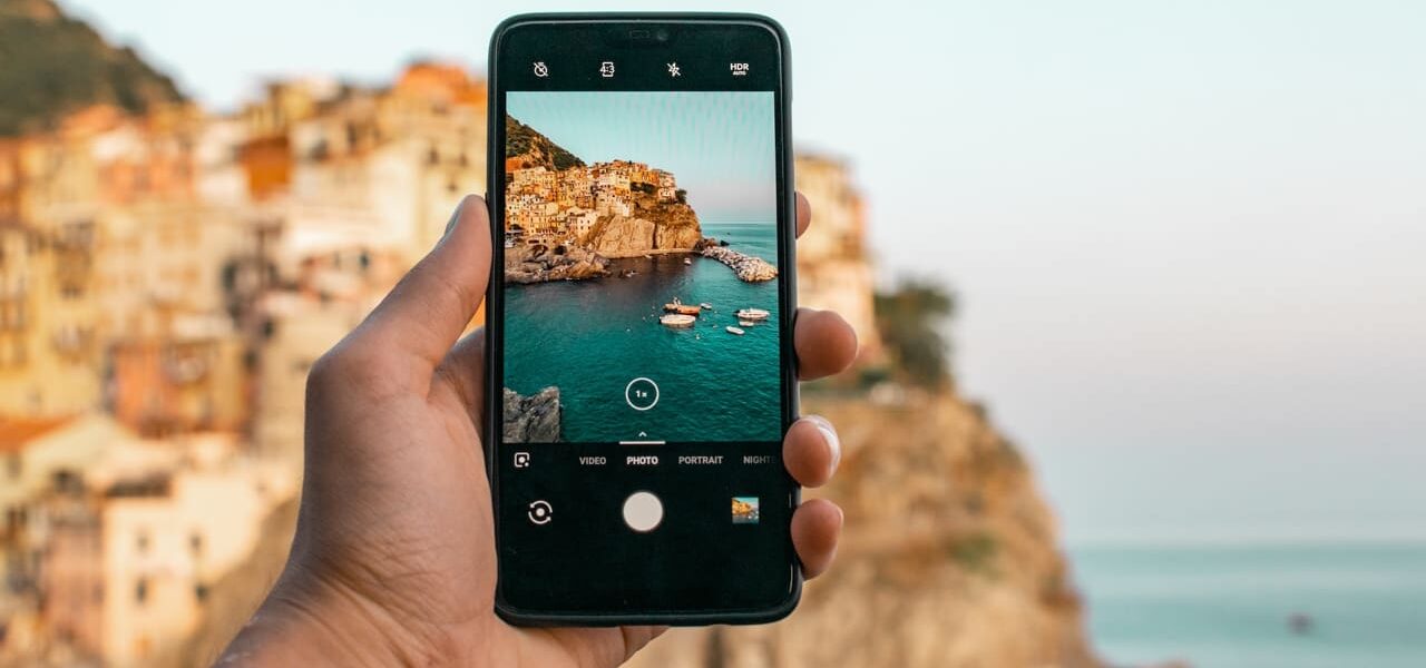 Smartphone gegen Kamera