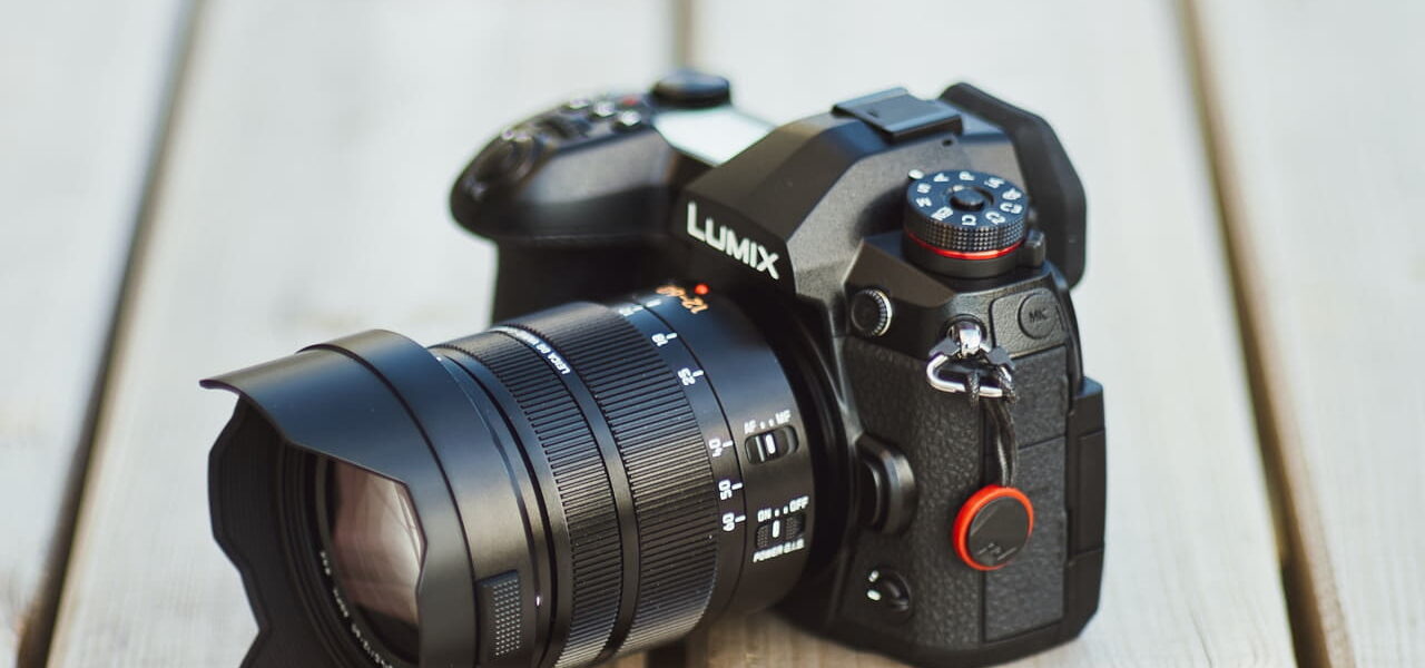 Digitale Systemkamera Panasonic Lumix G9 mit Objektiv – Beispiel für hochwertige Fotoausrüstung
