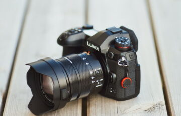 Digitale Systemkamera Panasonic Lumix G9 mit Objektiv – Beispiel für hochwertige Fotoausrüstung