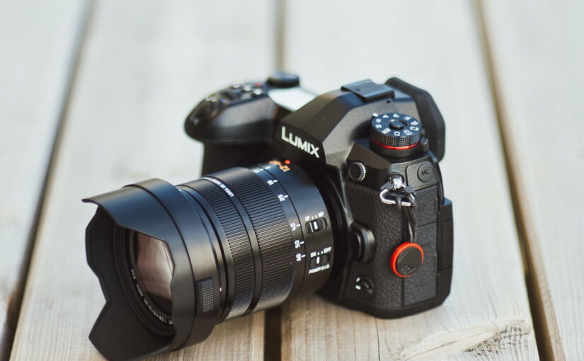 Digitale Systemkamera Panasonic Lumix G9 mit Objektiv – Beispiel für hochwertige Fotoausrüstung
