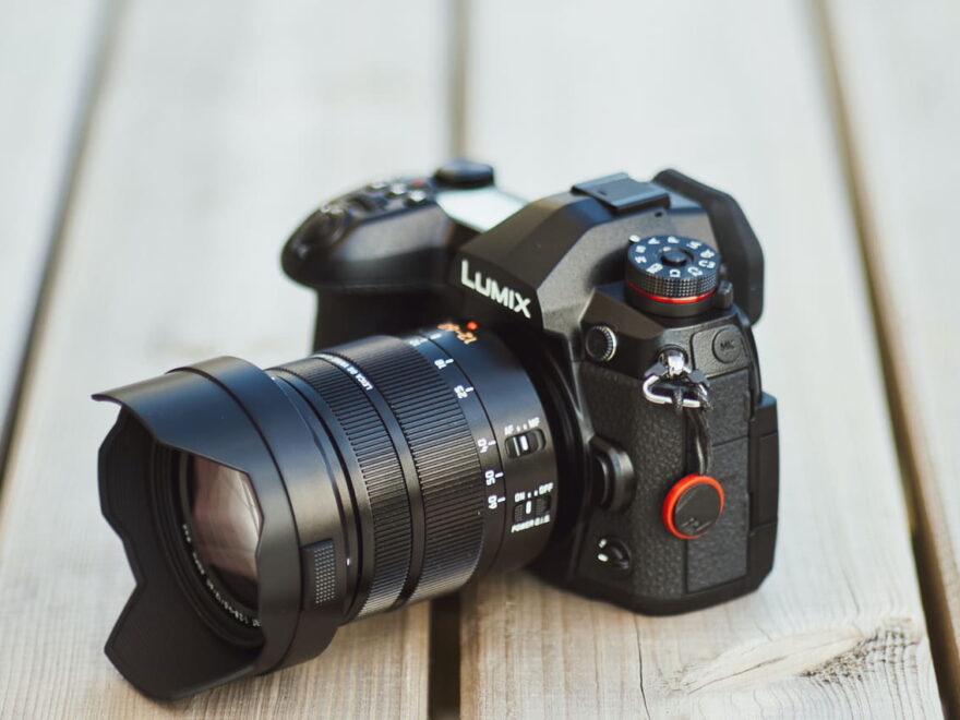 Digitale Systemkamera Panasonic Lumix G9 mit Objektiv – Beispiel für hochwertige Fotoausrüstung