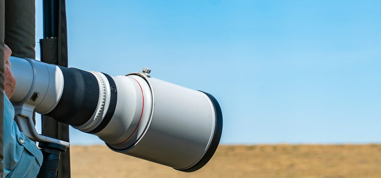 Nahaufnahme eines Fotografen mit Teleobjektiv bei der Wildlife-Fotografie
