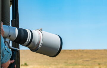 Nahaufnahme eines Fotografen mit Teleobjektiv bei der Wildlife-Fotografie