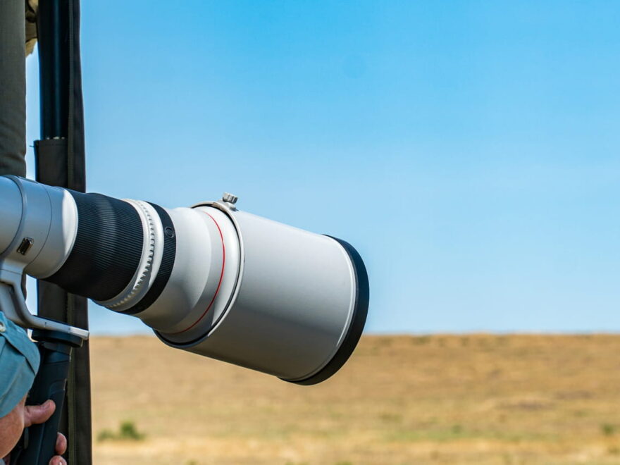 Nahaufnahme eines Fotografen mit Teleobjektiv bei der Wildlife-Fotografie