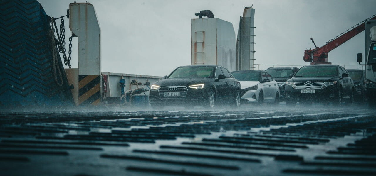 Autos bei Regen auf einer nassen Straße – Fotografieren bei schlechtem Wetter