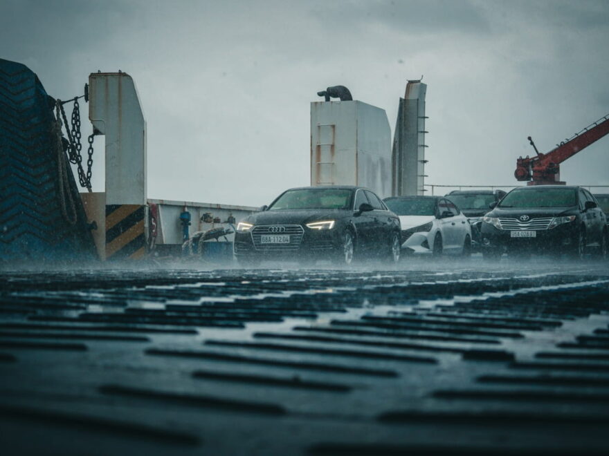Autos bei Regen auf einer nassen Straße – Fotografieren bei schlechtem Wetter
