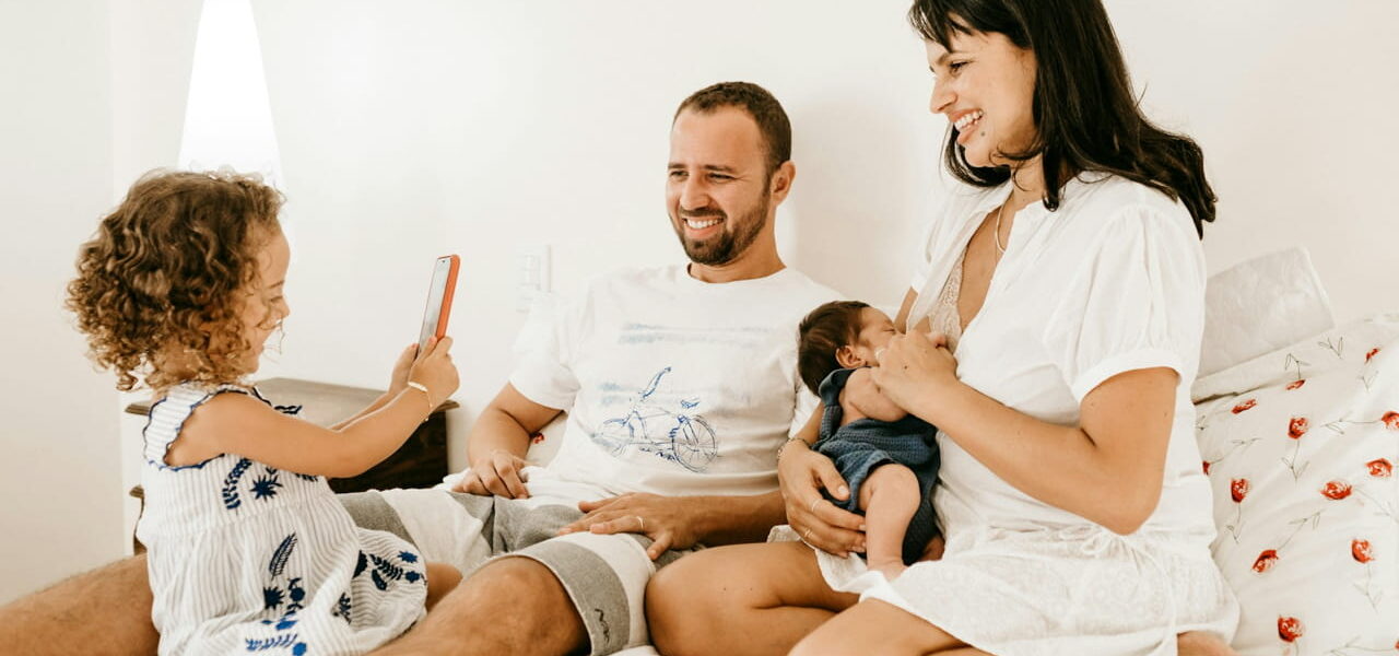 Familie beim entspannten Fotoshooting mit Kindern, natürliches Lächeln und kreative Interaktion – kreative Familienfotos