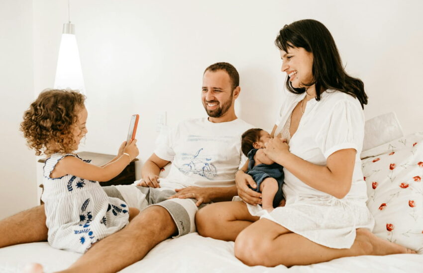 Familie beim entspannten Fotoshooting mit Kindern, natürliches Lächeln und kreative Interaktion – kreative Familienfotos