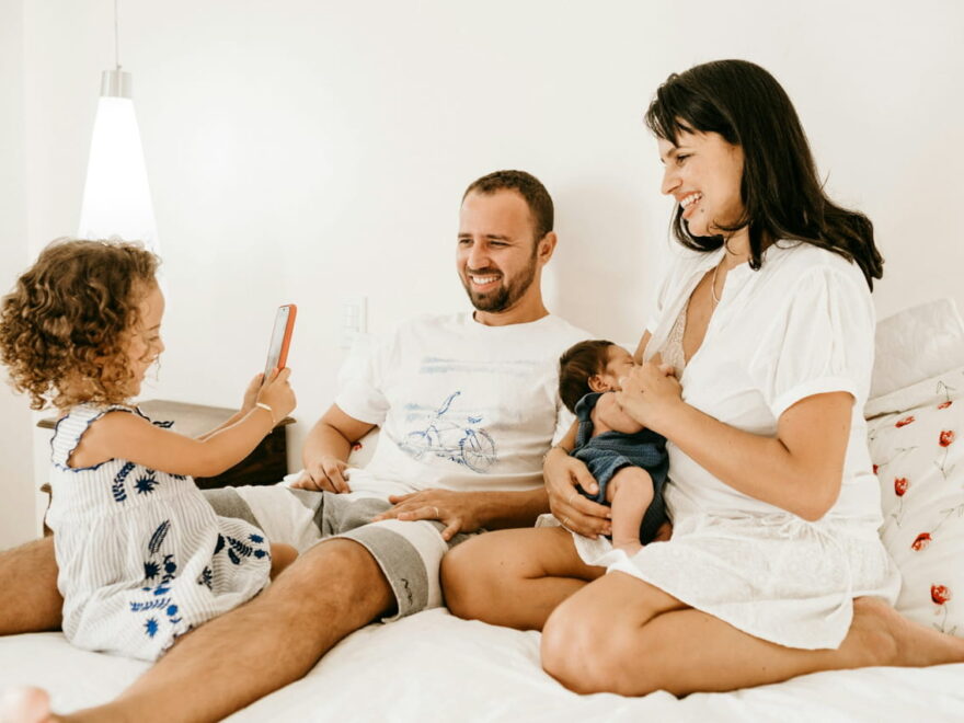 Familie beim entspannten Fotoshooting mit Kindern, natürliches Lächeln und kreative Interaktion – kreative Familienfotos
