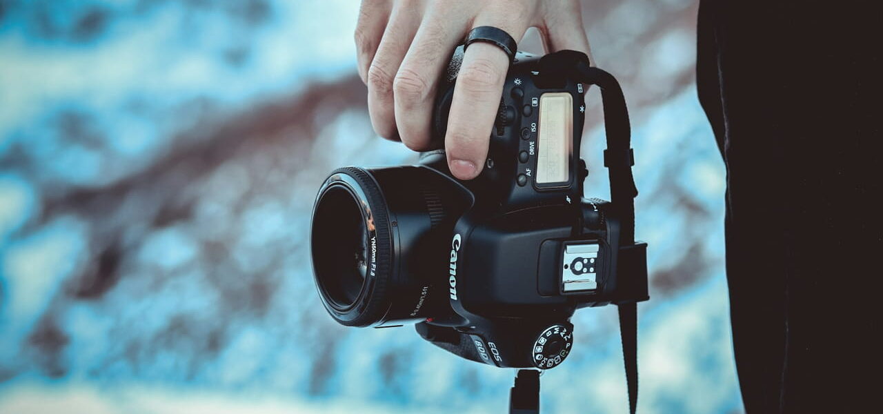 Hand hält Kamera – Low-Budget-Fotografie im Freien
