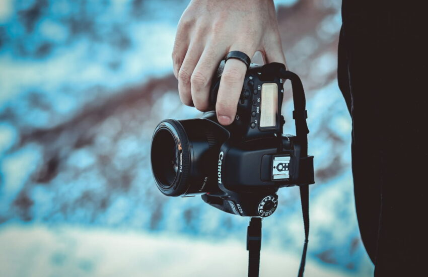 Hand hält Kamera – Low-Budget-Fotografie im Freien