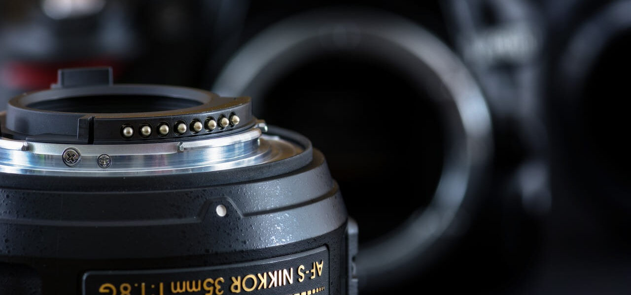 Nahaufnahme eines Nikon 35mm lichtstarken Objektivs mit F/1.8, perfekt für Low-Light-Fotografie und Porträts geeignet.