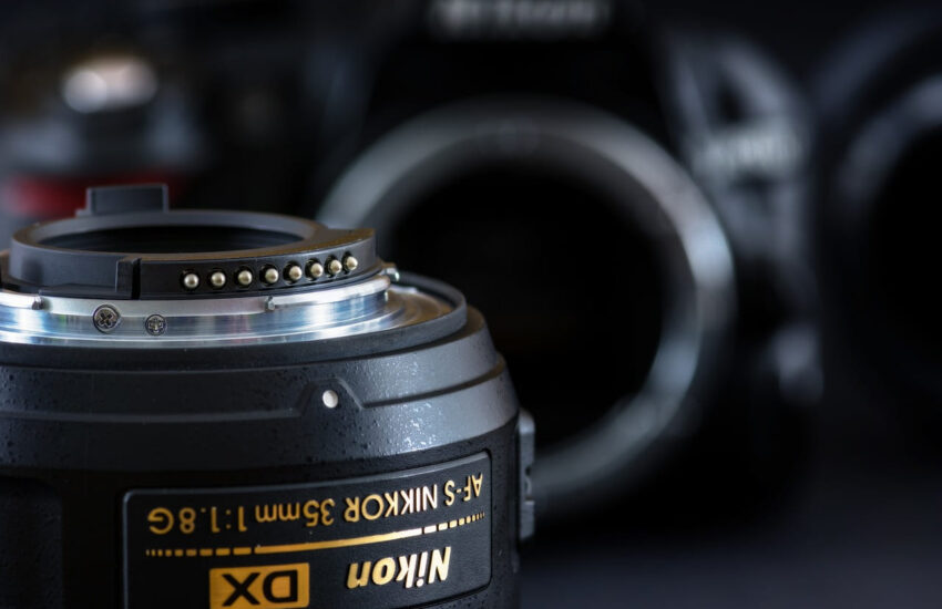 Nahaufnahme eines Nikon 35mm lichtstarken Objektivs mit F/1.8, perfekt für Low-Light-Fotografie und Porträts geeignet.