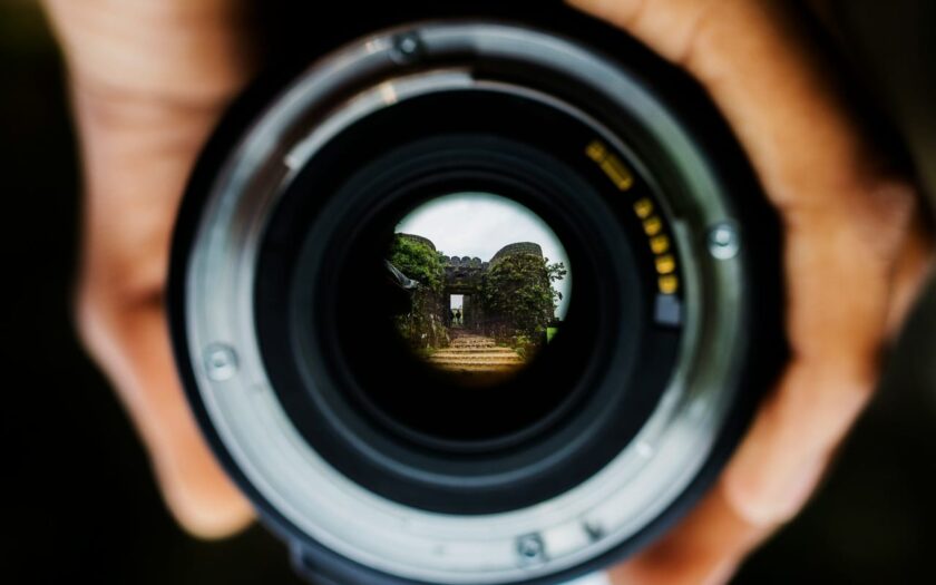 Nahaufnahme eines Objektiv-Konverters, der zwischen Kamera und Objektiv montiert wird.