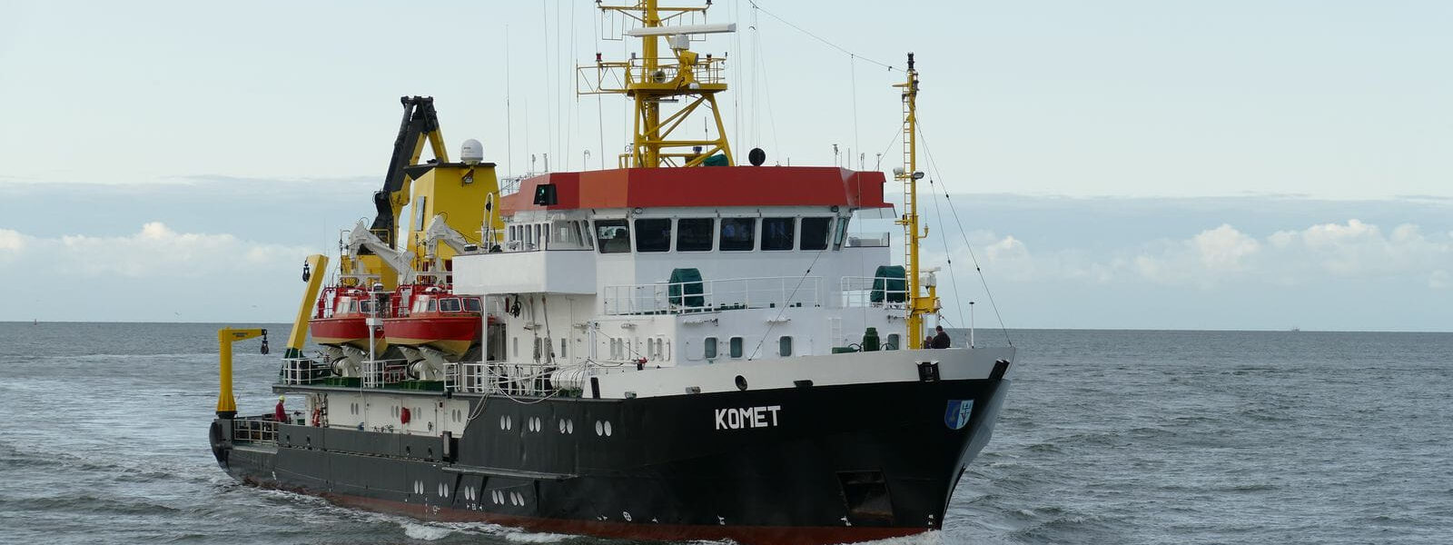Schiffe fotografieren: Forschungsschiff Komet auf offener See als Beispiel für maritime Fotografie